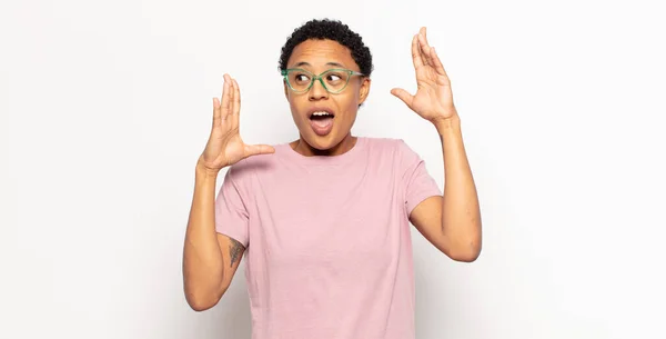 Afro Young Black Woman Looking Shocked Astonished Jaw Dropped Surprise — Stock Photo, Image