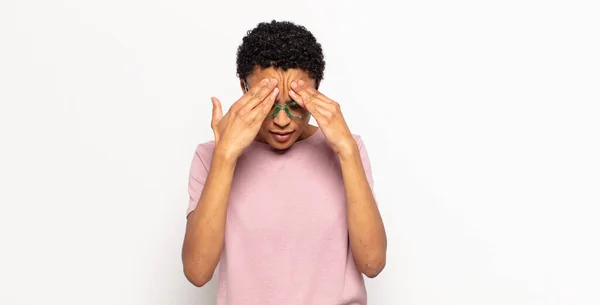 Afro Jovem Negra Olhando Estressado Frustrado Trabalhando Sob Pressão Com — Fotografia de Stock