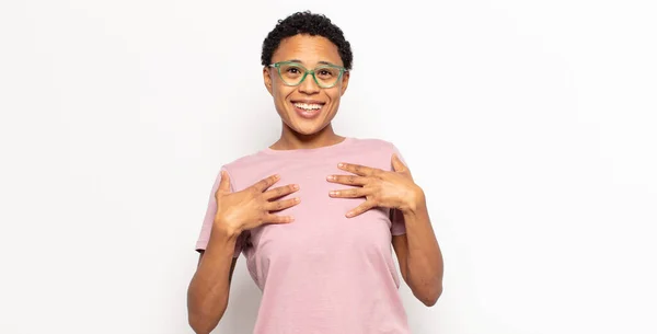 Afro Jovem Negra Olhando Feliz Surpreso Orgulhoso Animado Apontando Para — Fotografia de Stock