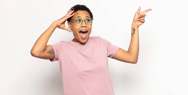 Afro Junge Schwarze Frau Lacht Sieht Glücklich Positiv Und Überrascht — Stockfoto