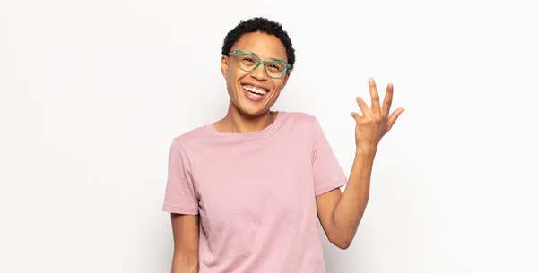 Afro Joven Mujer Negra Sintiéndose Feliz Sorprendida Alegre Sonriendo Con — Foto de Stock