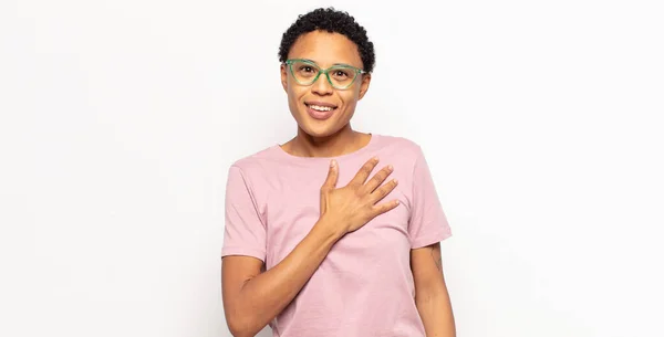 Afro Jovem Negra Sentindo Chocado Surpreso Sorrindo Tomando Mão Coração — Fotografia de Stock