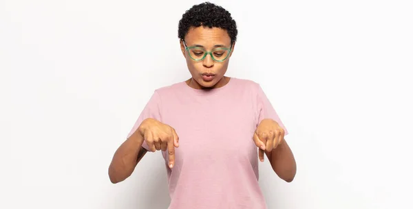 Afro Young Black Woman Open Mouth Pointing Downwards Both Hands — Stock Photo, Image