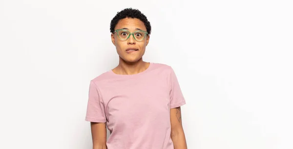 Afro Jovem Negra Olhando Perplexo Confuso Mordendo Lábio Com Gesto — Fotografia de Stock