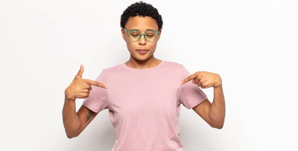Afro Jovem Negra Olhando Orgulhoso Positivo Casual Apontando Para Peito — Fotografia de Stock