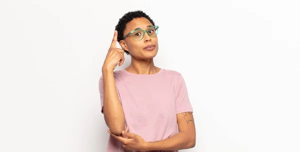 Afro Young Black Woman Feeling Genius Holding Finger Proudly Air — Stock Photo, Image