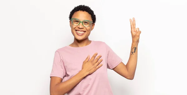 Afro Giovane Donna Nera Guardando Felice Fiducioso Degno Fiducia Sorridente — Foto Stock