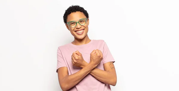 Афро Молода Чорна Жінка Усміхається Весело Святкування Кулаками Прикуті Схрещеними — стокове фото