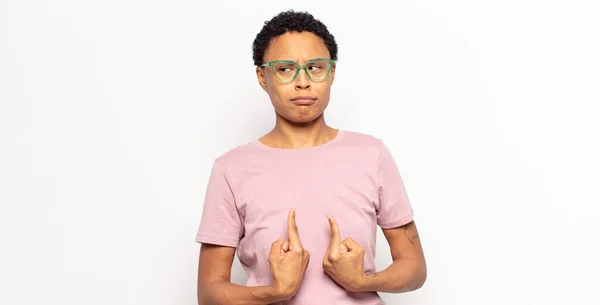 Afro Jonge Zwarte Vrouw Wijzend Naar Zichzelf Met Een Verwarde — Stockfoto