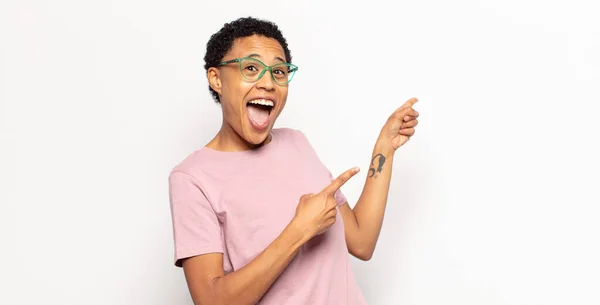 Afro Joven Mujer Negra Sintiéndose Alegre Sorprendida Sonriendo Con Una — Foto de Stock