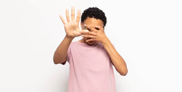 Afro Junge Schwarze Frau Die Gesicht Mit Der Hand Bedeckt — Stockfoto