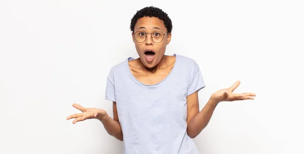 Afro Jonge Zwarte Vrouw Voelt Zich Zeer Geschokt Verrast Angstig — Stockfoto