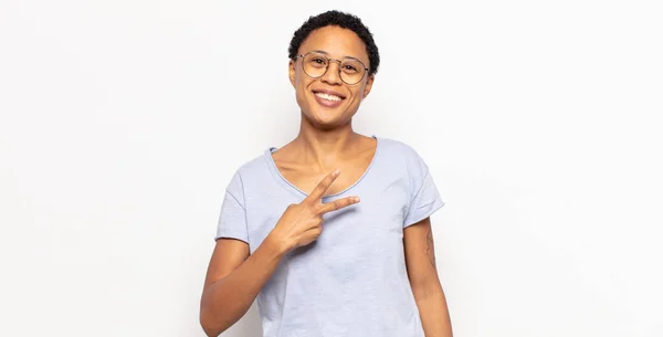 Афро Молодая Черная Женщина Чувствует Себя Счастливой Позитивной Успешной Руки — стоковое фото