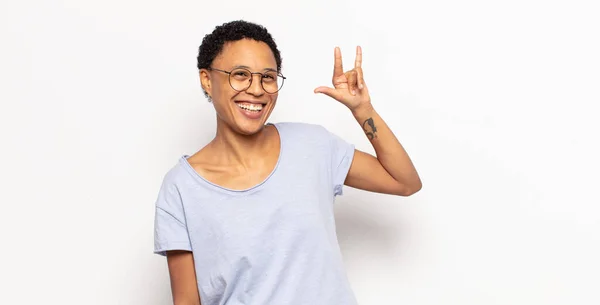 Afro Jovem Negra Sentindo Feliz Divertido Confiante Positivo Rebelde Fazendo — Fotografia de Stock