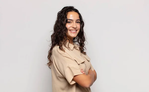 Pretty Young Woman Smiling Camera Crossed Arms Happy Confident Satisfied — Stock Photo, Image