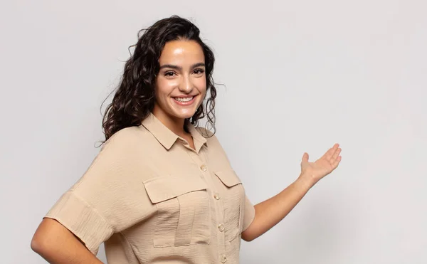 Mooie Jonge Vrouw Voelt Zich Gelukkig Vrolijk Glimlachen Verwelkomen Nodigen — Stockfoto