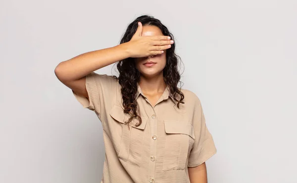 Hübsche Junge Frau Die Mit Einer Hand Die Augen Bedeckt — Stockfoto