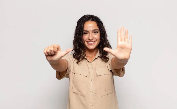 Hübsche Junge Frau Lächelt Und Sieht Freundlich Aus Zeigt Nummer — Stockfoto