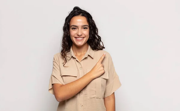 Bonita Joven Sonriendo Alegremente Sintiéndose Feliz Señalando Hacia Lado Hacia —  Fotos de Stock