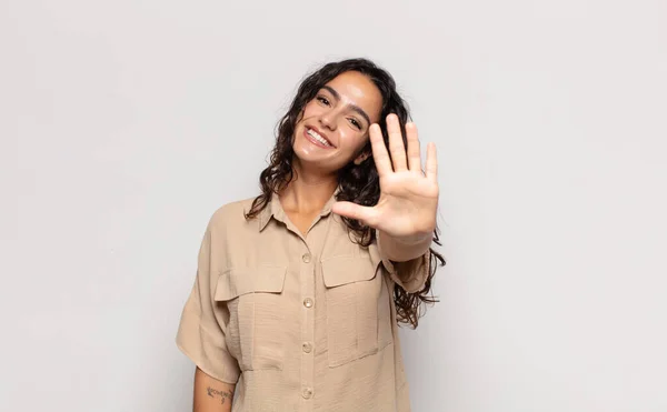 Bonita Jovem Mulher Sorrindo Olhando Amigável Mostrando Número Cinco Quinto — Fotografia de Stock