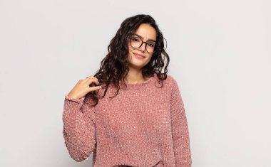 Güzel, genç bir kadın kibirli, başarılı, pozitif ve gururlu görünüyor.