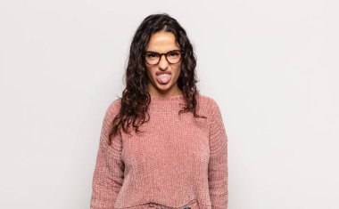 Güzel genç bir kadın tiksinti ve tedirginlik duyuyor, dilini dışarı çıkarıyor, iğrenç ve iğrenç bir şeyden hoşlanmıyor.