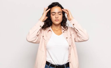 Güzel genç bir kadın konsantre, düşünceli ve ilham verici, beyin fırtınası yapıyor ve hayal ediyor.