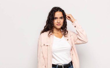 Güzel genç bir kadın kafası karışık ve şaşkın hissediyor. Deli, deli ya da aklını kaçırmış olduğunu gösteriyor.