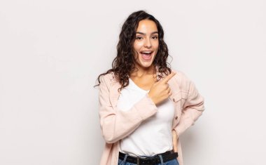 Güzel, genç bir kadın heyecanlı ve şaşırmış görünüyor.