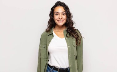 Güzel, genç bir kadın mutlu ve şapşal görünüyor. Geniş, eğlenceli, kaçık bir gülüşü ve açık gözlerle.