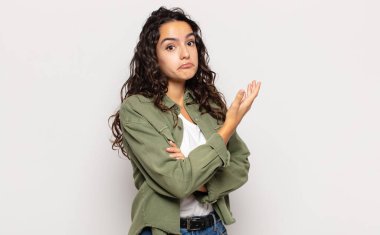 Güzel genç bir kadın kafası karışık ve bilgisiz, şüpheli bir açıklama ya da düşünceyi merak ediyor.