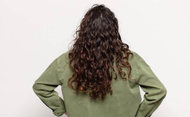 Güzel, genç bir kadın kafası karışık ya da dolgun hissediyor ya da şüphe ve sorular, merak ediyor, elleri kalçasında, dikiz aynasından