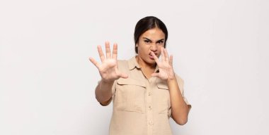 Güzel genç bir kadın korkmuş hissediyor, korku ve panik içinde geri çekiliyor, kabusa tepki veriyor.