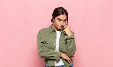 Güzel genç bayan sana göz kulak oluyor, güvenmiyor, izliyor, tetikte ve tetikte.