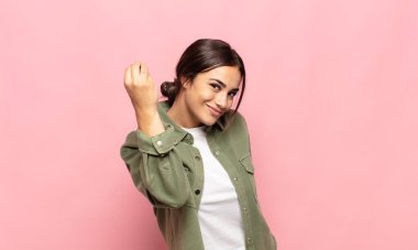 Güzel genç bir kadın kapiş ya da para yapıyor, sana borçlarını ödemeni söylüyor.!