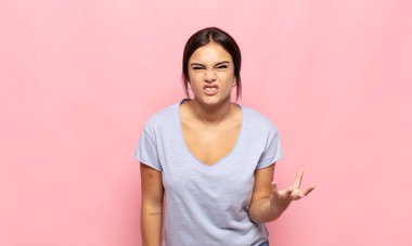 Güzel, genç bir kadın sinirli, sinirli ve hayal kırıklığına uğramış görünüyor. Senin neyin var? 