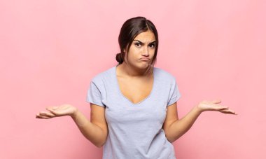 Güzel, genç bir kadın bilgisiz ve kafası karışık, hangi seçeneği seçeceğinden emin değil, merak ediyor.