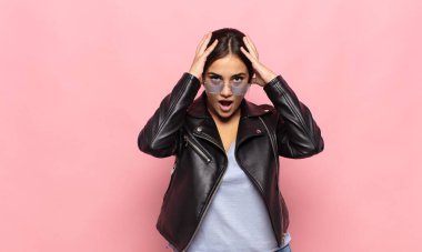 Güzel genç bir kadın dehşete kapılmış ve şok olmuş hissediyor. Bir hata yüzünden el ele tutuşup panikliyor.