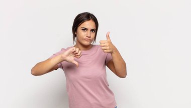 Güzel genç bir kadın kafası karışık, bilgisiz ve kararsız hissediyor. İyi ve kötü seçenekleri farklı seçeneklerle tartıyor.