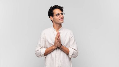 Genç yakışıklı adam gururlu, yaramaz ve kibirli. Şeytani bir plan kurarken ya da bir numara düşünürken.