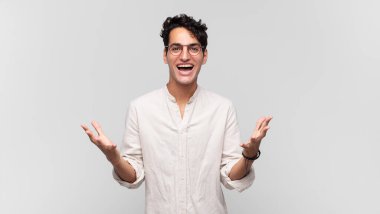 Genç yakışıklı adam kendini mutlu, şaşkın, şanslı ve şaşırmış hissediyor. İnanılmaz!