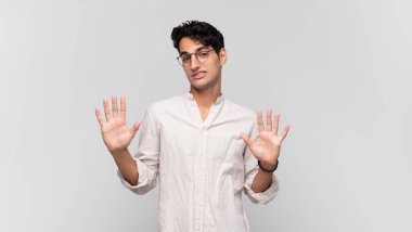 Genç yakışıklı adam gergin, endişeli ve endişeli görünüyor. Benim hatam olmadığını söylüyor. Yoksa ben yapmadım. 