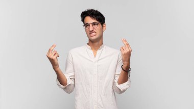 Genç yakışıklı adam endişeyle dua ediyor ve endişeli bir bakışla iyi şanslar diliyor.