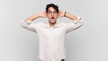 Genç yakışıklı adam mutlu, kaygısız, arkadaş canlısı ve rahat görünüyor. Hayattan ve başarıdan keyif alıyor, olumlu bir tavırla.