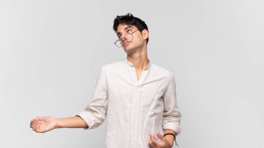 Aptal, deli, kafası karışmış, kafası karışmış, kafası karışmış, sinirli ve cahil bir genç adam.