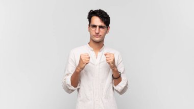 Genç, yakışıklı, kendine güvenen, sinirli, güçlü ve agresif bir adam. Yumrukları boks pozisyonunda dövüşmeye hazır.