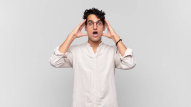 Dehşete kapılmış ve şok olmuş hisseden genç yakışıklı adam, bir hata yüzünden el ele tutuşuyor ve panikliyor.