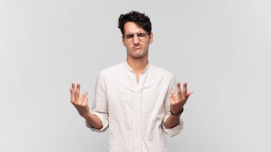 Genç yakışıklı adam kışkırtıcı, agresif ve müstehcen hissediyor. İsyankar bir tavırla orta parmağını hareket ettiriyor.