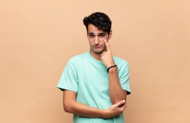 Genç yakışıklı adam sana göz kulak oluyor, güvenmiyor, izliyor, tetikte ve tetikte.