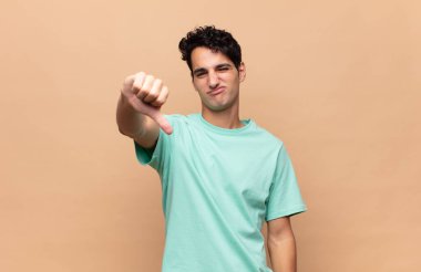 Huysuz, sinirli, sinirli, hayal kırıklığına uğramış ya da canı sıkkın genç bir adam.